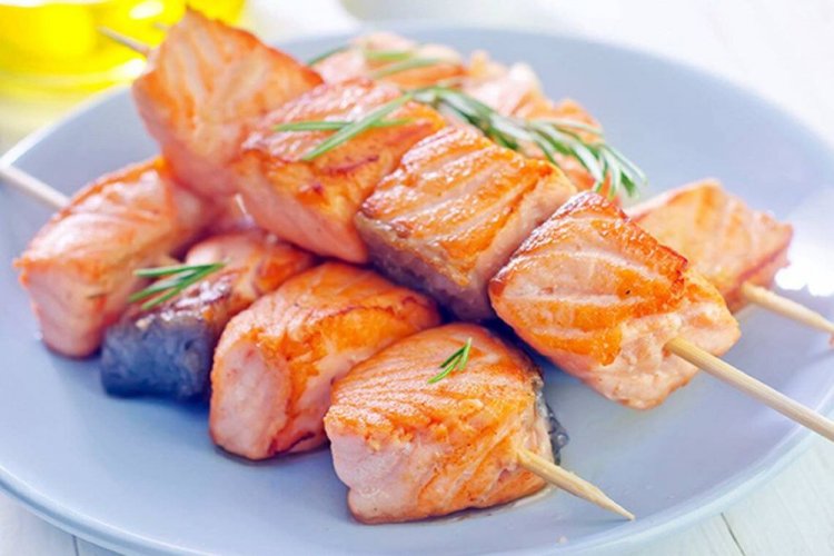 Brochetas de trucha marinadas en zumo de naranja con romero