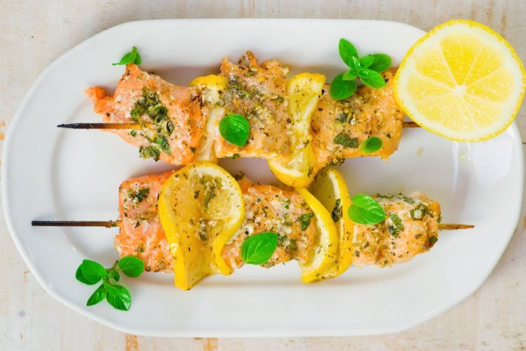 Brochetas de salmón con limón, ajo y hierbas