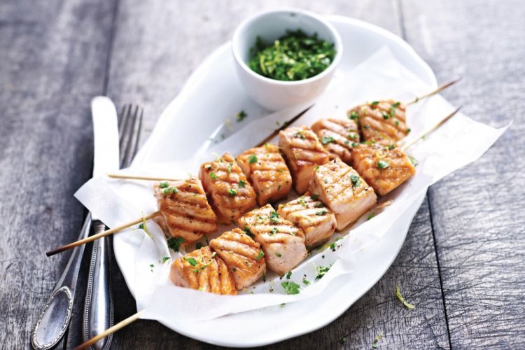 Brochetas de bacalao marinadas en crema agria con ajo