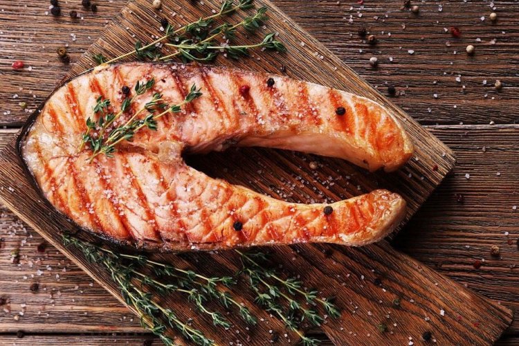 Filete de trucha asado con hierbas aromáticas a la parrilla