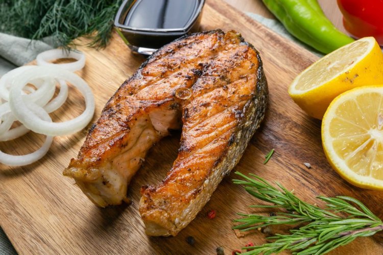 Jugoso filete de trucha a la parrilla, marinado con cebolla y salsa de soja