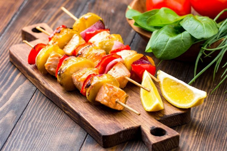 Brochetas de trucha con verduras a la parrilla