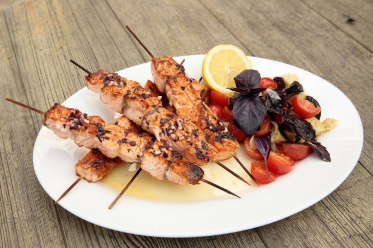 Brochetas de trucha con ajo y albahaca