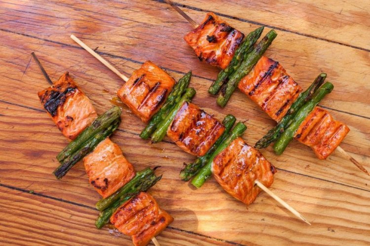 Brochetas de trucha con espárragos