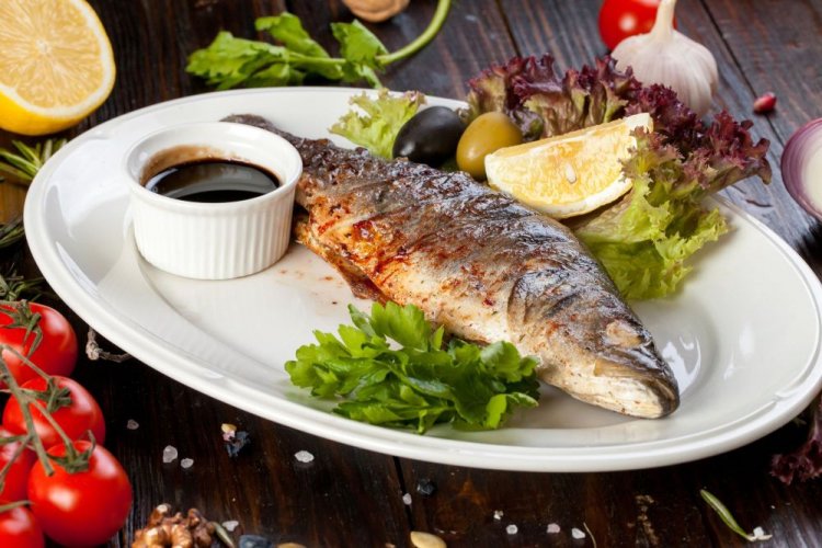 Trucha a la parrilla, marinada con kétchup y salsa de soja
