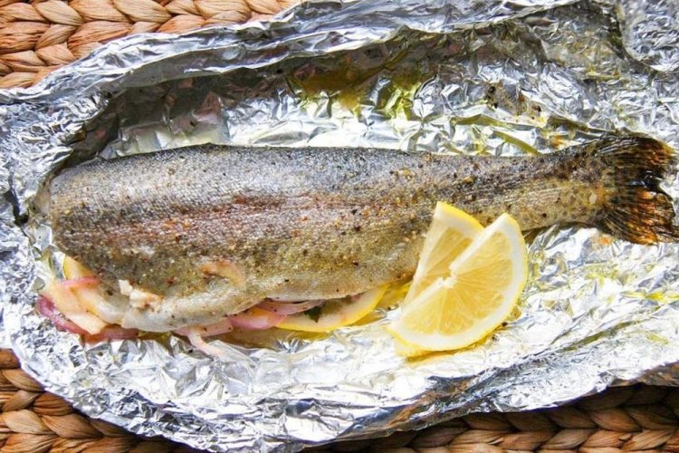 Trucha con cebolla y limón, horneada en papel de aluminio a la parrilla