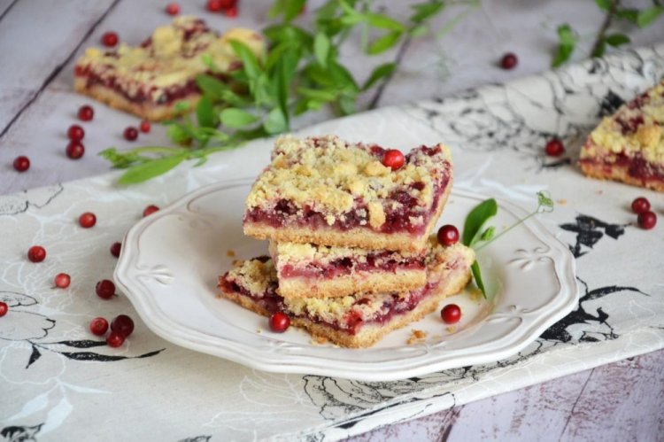 Grated Pie with Lingonberries