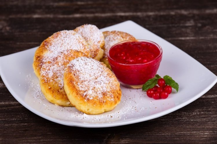 Syrniki (Cottage Cheese Pancakes) with Lingonberries