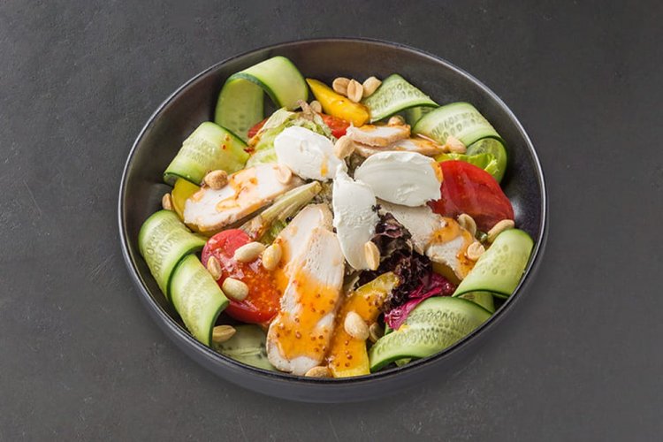 Ensalada de pollo y nectarinas