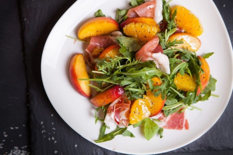 Ensalada de jamón serrano y nectarinas