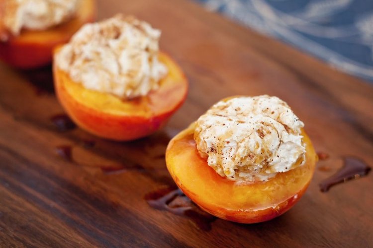 Nectarinas al horno con ricotta