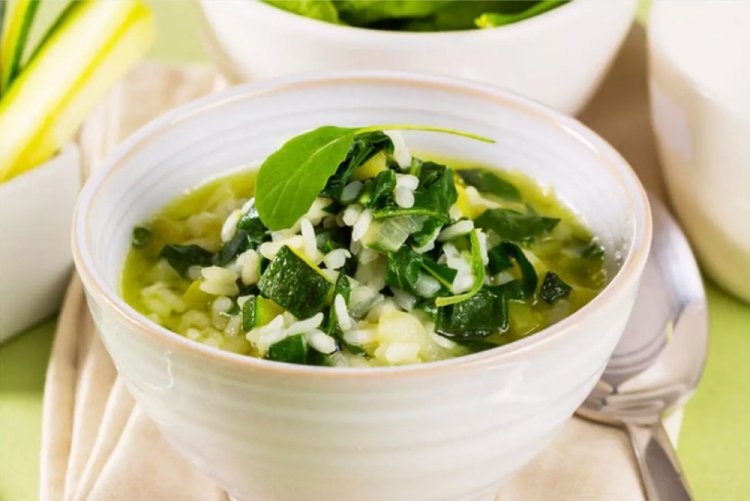 Sopa de arroz y espinacas