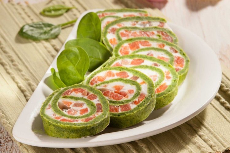 Rollo de espinacas con salmón