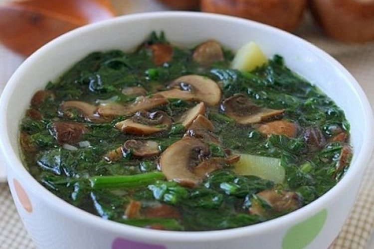 Sopa de espinacas y champiñones