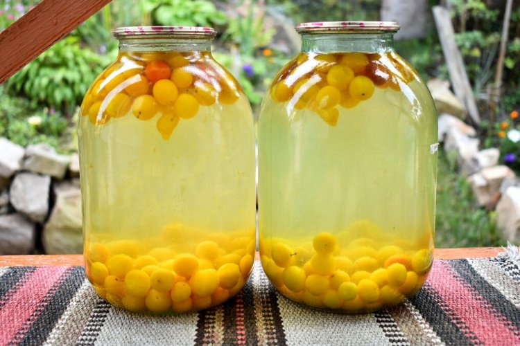 Compota de ciruela amarilla para el invierno