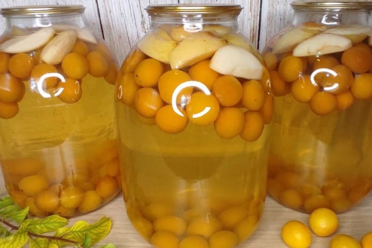 Compota de ciruela amarilla y manzanas para el invierno