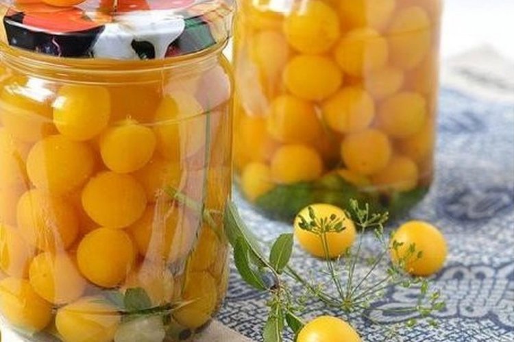 Ciruela amarilla como aceitunas para el invierno