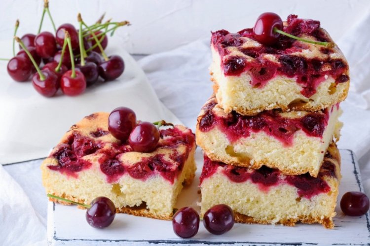 Sponge Cake with Cherries