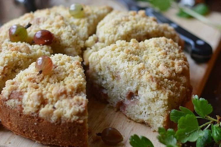 Gooseberry Pie with Streusel