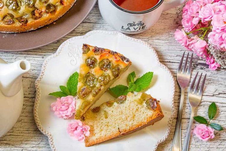 Sponge Cake with Gooseberries