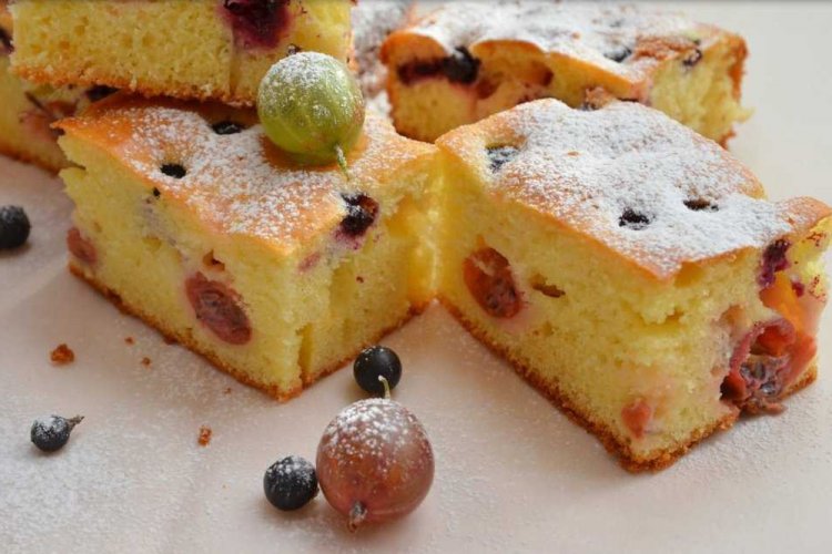 Gooseberry and Currant Pie in a Multicooker