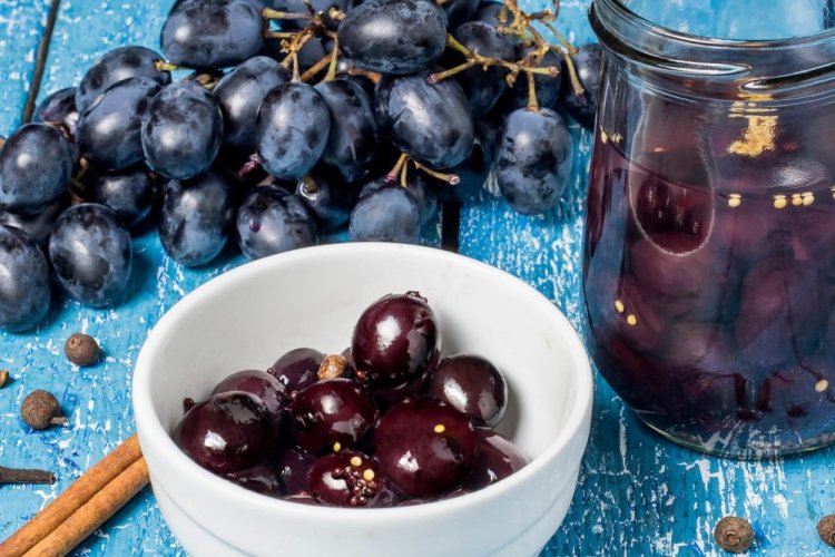 Pickled Grapes with Cinnamon for Winter