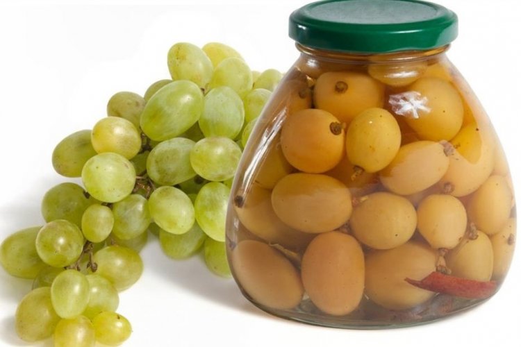 Pickled Grapes with Hot Pepper