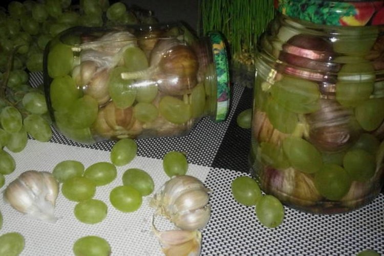 Pickled Grapes with Garlic