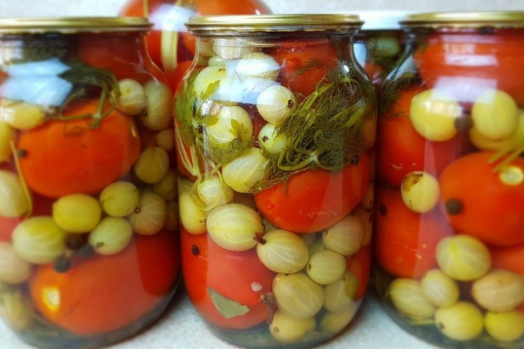 Pickled Tomatoes with Grapes for Winter