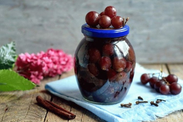 Pickled Grapes with Honey