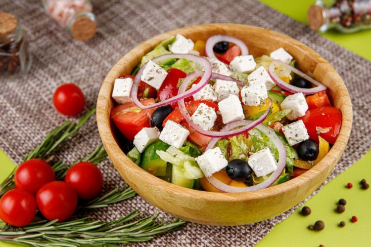 Ensalada griega con albahaca
