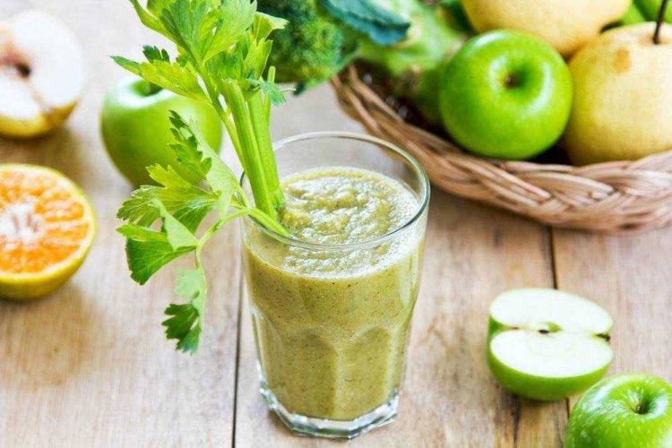 Smoothie con albahaca y apio
