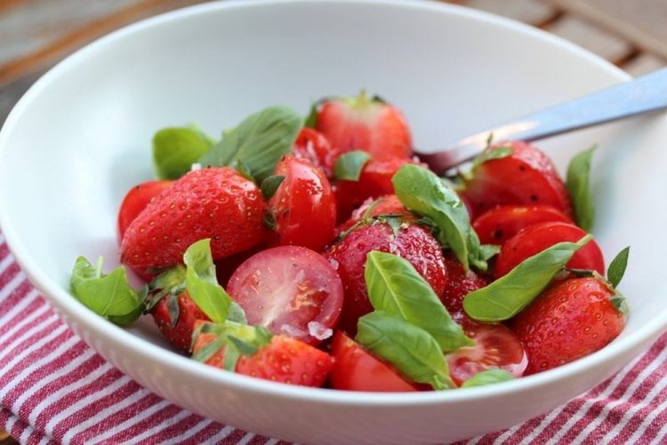 Ensalada con albahaca y fresas