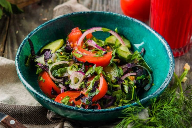 Ensalada de verduras con albahaca