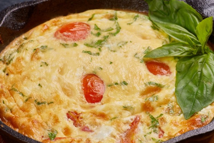 Tortilla con tomates y albahaca