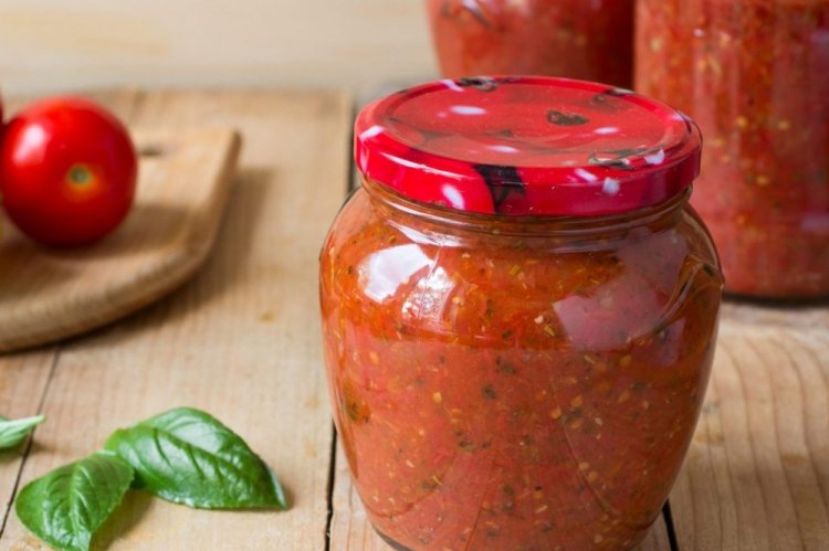 Salsa de tomate con albahaca para el invierno
