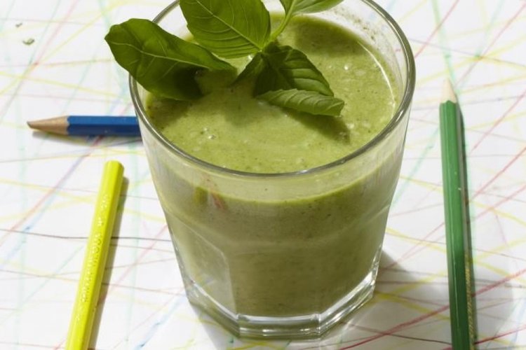 Smoothie de plátano y albahaca