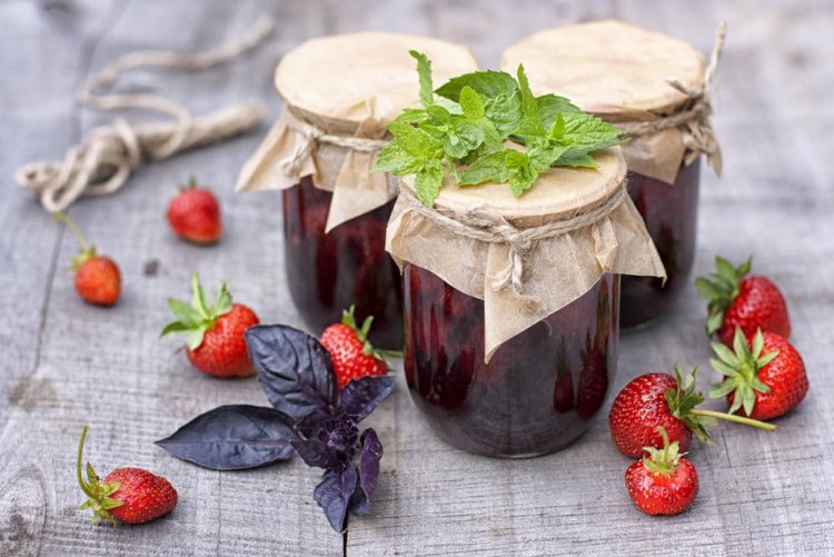Mermelada de fresa con albahaca