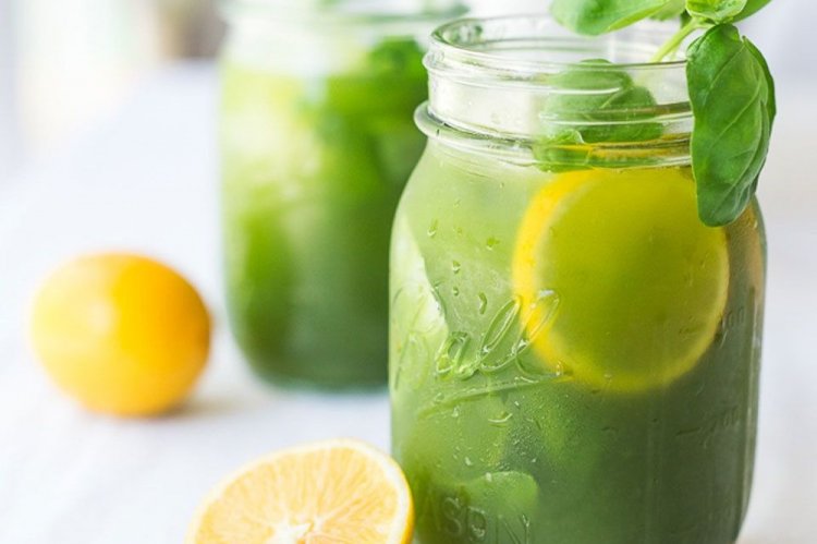 Limonada con albahaca