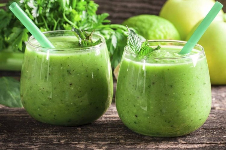 Smoothie verde con albahaca