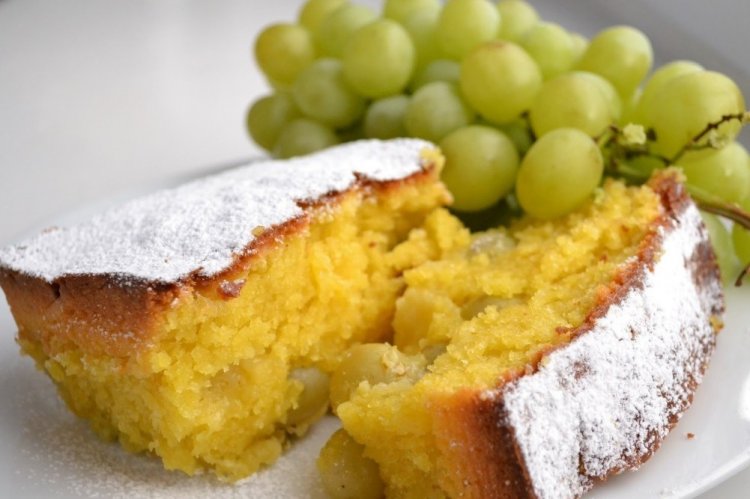 Cottage Cheese Mannik with Grapes