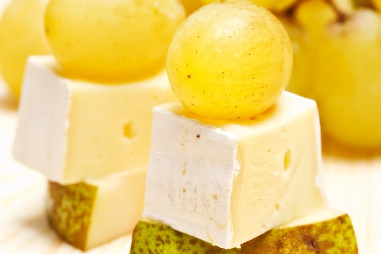 Canapés with Cheese and Grapes