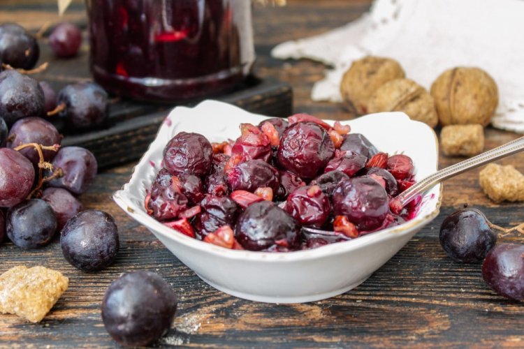 Grape Jam with Walnuts