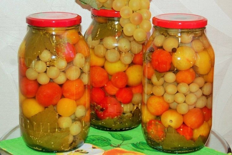 Tomatoes with Grapes for Winter