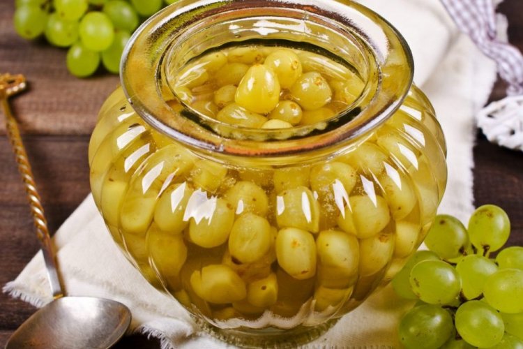 Whole Grapes in Syrup for Winter