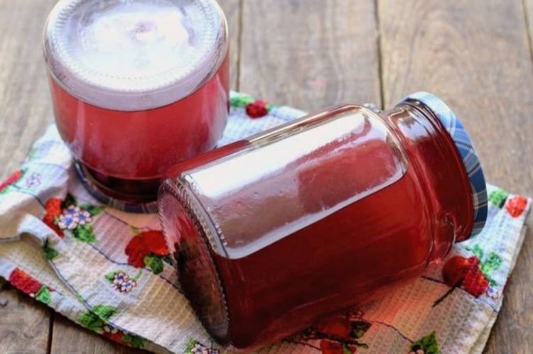 Bird Cherry and Currant Compote for Winter