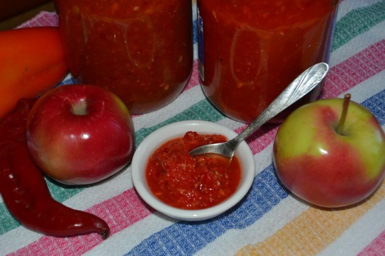 Adzhika de cornejo con manzanas para el invierno