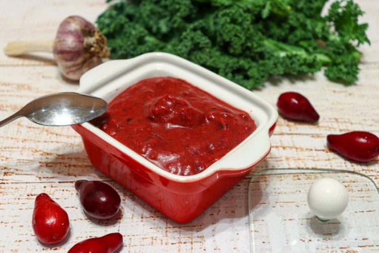 Salsa de cornejo con ajo para el invierno