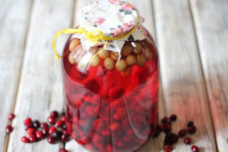 Compota de cornejo y uvas para el invierno