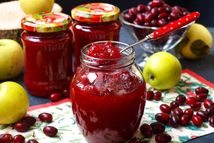 Mermelada de cornejo con manzanas para el invierno